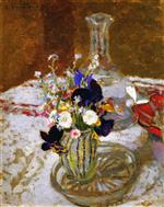 Bild:Bouquet of Pansies, Myosotis and Daisies in front of a Carafe, on a Table