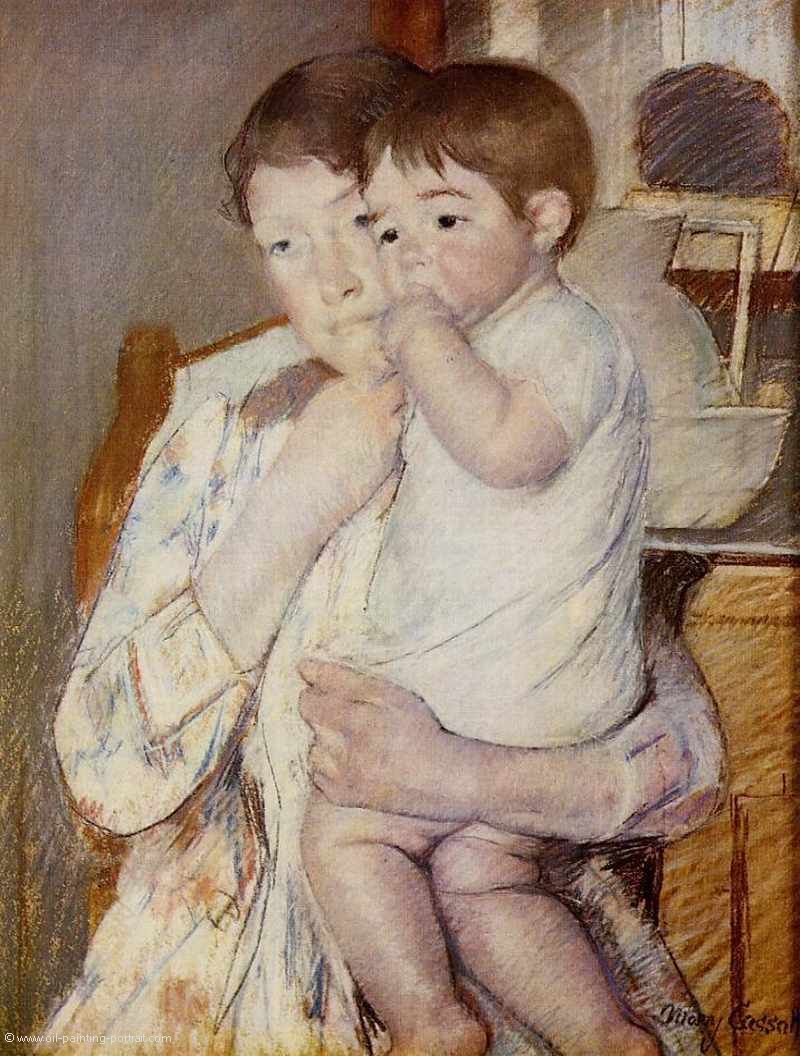 Baby in Mutters Armen lutscht am Finger