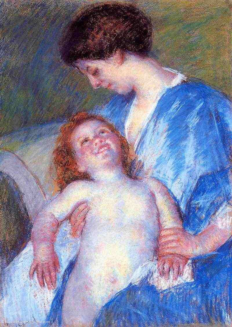 Baby laechelnd mit der Mutter