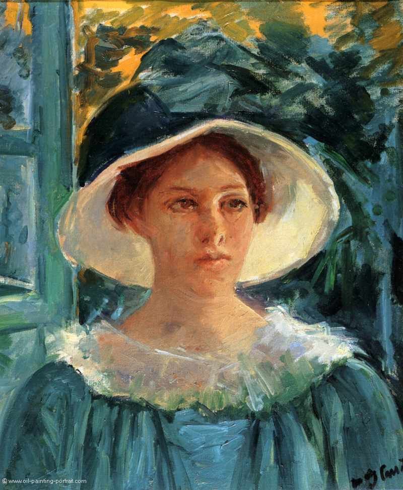Junge Frau in Gruen in der Sonne