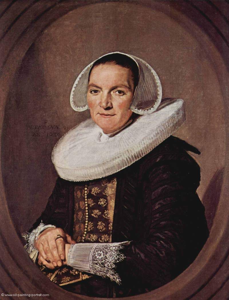 Portrait einer etwa vierzigjaehrigen Frau mit verschraenkten Haenden