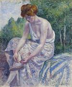 Bild:Monlineaux, Young Woman putting on Sandal