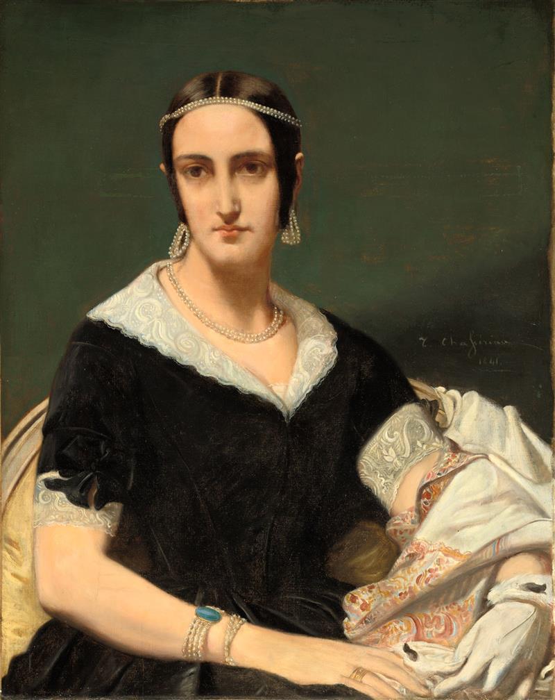 Portrait einer jungen Frau mit Perlenkette