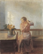 Bild:Femme assise tressant ses cheveux